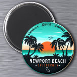 Imán Newport Beach California Retro Sunset Souvenir 80<br><div class="desc">Diseño Newport Beach California Tropical Retro Sunset. Sumérjase en la nostalgia de Newport Beach con nuestro recuerdo vintage, diseñado específicamente para turistas de vacaciones. Este diseño, que recuerda a una época pasada, resume la tranquilidad y la belleza de la cala, y sirve como un delicioso recordatorio de su escapada en...</div>
