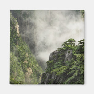Imán Niebla entre los picos y valles del Gran Cañón