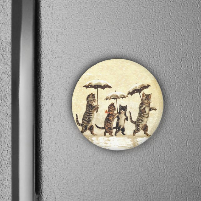 Imán Nieve de paraguas de los gatos ventilado (Brown striped cats walking upright with umbrellas in snow on yellow round magnet.)