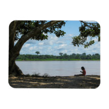 Niña en río Amazonas en Perú