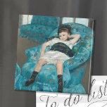 Imán Niña pequeña en un sillón azul | Mary Cassatt<br><div class="desc">Niña pequeña en un sillón azul (1878) de Mary Cassatt es un retrato sorprendente de una joven chica sentada en un sillón azul de gran tamaño. La pintura capta un momento de relajación, con el niño inclinándose de manera informal y exuberando una sensación de facilidad juvenil. Los ricos tonos azules...</div>