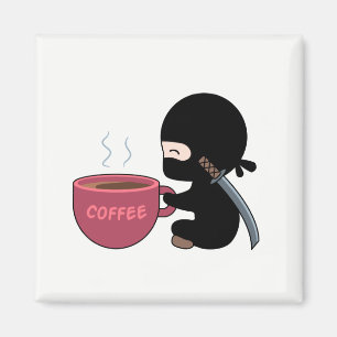 Imán Ninja minúsculo con la taza de café grande