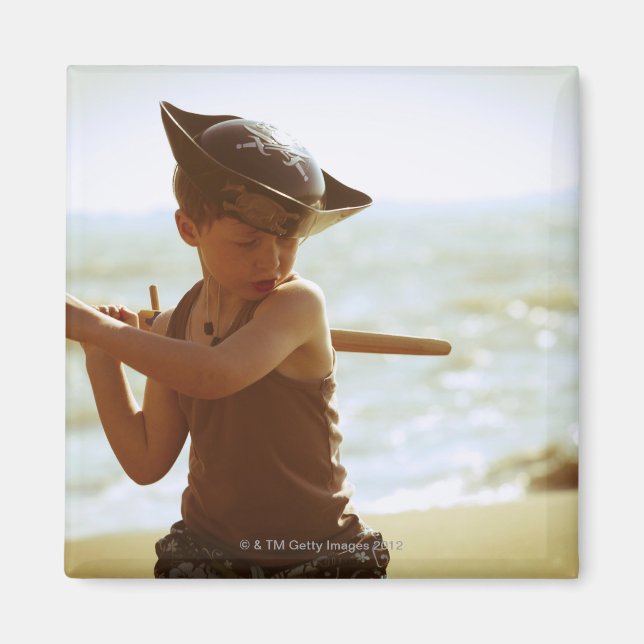 Imán Niño jugando pirata, espada de madera (Frente)