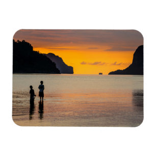 Imán Niños pescando al atardecer