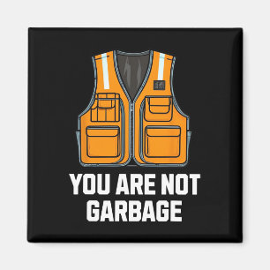 Imán No eres basura Trump con chaleco