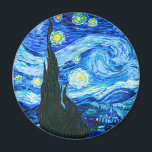 Imán Noche Van Gogh Starry<br><div class="desc">Magnet que presenta la pintura al óleo de Vincent van Gogh La noche estrellada (1889). Inspirado por su estancia en un asilo,  el arte representa un pueblo bajo un cielo nocturno de estrellas y luna azul y amarilla. Un gran regalo para los aficionados al post-impresionismo y al arte holandés.</div>