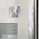 Imán Nombre de monograma de metal cepillado plateado<br><div class="desc">Imán de fiesta de monograma y nombre inicial de metal plateado con lámina metálica falsa cepillada. Esto hace que el regalo perfecto para alguien que ama el lujo glamoroso y los estilos chic en cumpleaños dulces 16, bodas, duchas de novia, aniversarios, duchas de bebé o fiestas de despedida de soltera....</div>