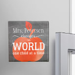 Imán Nombre del profesor Chalkboard Red Apple y presupu<br><div class="desc">Guión de tipografía en blanco y nombre inspirado en la cita "Los profesores cambian el mundo de un niño a la vez" sobre una gran manzana de color rojo sobre un fondo negro de pizarra. Personalízalo con el nombre de tu mejor profesor y hazlo un agradable regalo de agradecimiento por...</div>