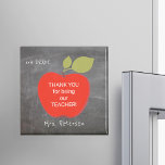 Imán Nombre del profesor | La pizarra de manzanas rojas<br><div class="desc">Una gran manzana roja y tu personalizado envía un texto en el interior sobre un fondo de pizarra escolar. Personalice este imán de refrigerador con el nombre y grado de su profesor! Podría ser un lindo y atento regalo de agradecimiento para su profesor el día de aprecio, el día de...</div>