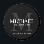 Imán Nombre y monograma de los groomsmen personalizados<br><div class="desc">Añada un toque personal a su boda con un imán de abarrotes personalizado. Este imán presenta el nombre personalizado del groomsman con título y fecha boda en blanco y monograma en gris como fondo, en estilo clásico serif, sobre fondo negro. También perfecto para el mejor hombre, padre de la novia,...</div>