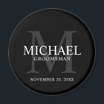 Imán Nombre y monograma de los groomsmen personalizados<br><div class="desc">Añada un toque personal a su boda con un imán de abarrotes personalizado. Este imán presenta el nombre personalizado del groomsman con título y fecha boda en blanco y monograma en gris como fondo, en estilo clásico serif, sobre fondo negro. También perfecto para el mejor hombre, padre de la novia,...</div>