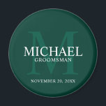 Imán Nombre y monograma de los Groomsmen personalizados<br><div class="desc">Añada un toque personal a su boda con un imán de abarrotes personalizado. Este imán presenta el nombre personalizado del groomsman con título y fecha boda en blanco y monograma en verde esmeralda claro como fondo, en estilo clásico de letra serif, sobre fondo verde esmeralda. También perfecto para el mejor...</div>