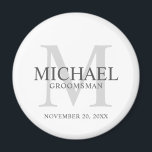 Imán Nombre y monograma de los Groomsmen personalizados<br><div class="desc">Añada un toque personal a su boda con un imán de abarrotes personalizado. Este imán presenta el nombre personalizado del groomsman con título y fecha boda en gris y monograma en gris claro como fondo, en estilo clásico de tipo de letra serif, sobre fondo blanco. También perfecto para el mejor...</div>