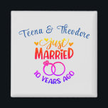 Imán Nombres personalizados del 10° aniversario del Bod<br><div class="desc">Conmemorar su décimo aniversario de boda con este imán personalizado. Personalice los nombres en texto azul a su propia o a la pareja que está celebrando este evento de hitos. ¡Gran idea para un favor partidario también!</div>