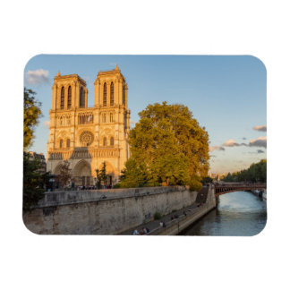 Imán Notre Dame de París en la Hora de Oro - París, Fra