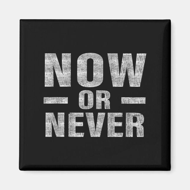Imán Now Or Never Motivational Tee  (Frente)