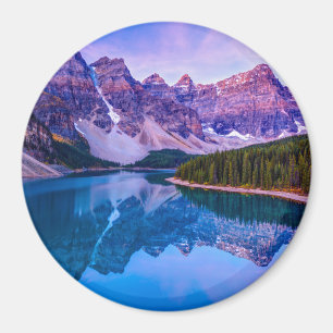 Imán Nubes atractivas antes de la salida del sol en el