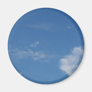 Imán nubes blancas de cielo azul oscuro