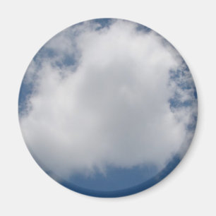 Imán Nubes de cúmulo sofocadas en cielo azul