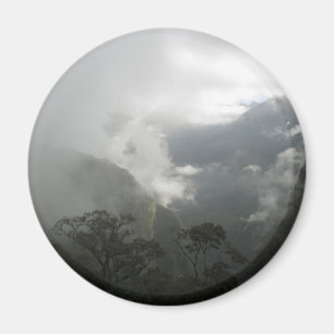 Imán Nubes de niebla gris sobre las montañas