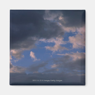 Imán Nubes de tormenta contra el cielo azul