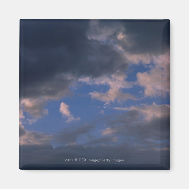 Imán Nubes de tormenta contra el cielo azul (Frente)