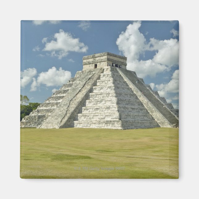 Imán Nubes esponjosas blancas sobre la pirámide maya (Frente)