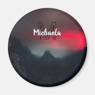 Imán Nubes quemadas, niebla y montañas monograma en el 