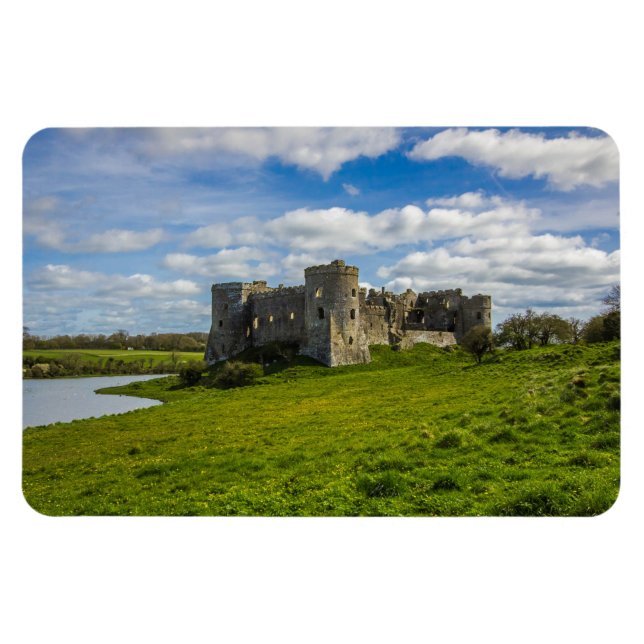 Imán Nubes sobre el castillo de Carew (Horizontal)