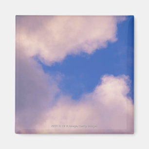 Imán Nubes Wispy contra el cielo azul