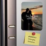Imán Nuestra primera fecha, el aniversario de un Boda d<br><div class="desc">Nuestra Primera Fecha, Aniversario Del Boda De La Pareja, Magnet Moderno. Imagina celebrar tu aniversario de boda conmemorando la fecha específica de tu primera cita. Es la manera perfecta de celebrar tu viaje romántico. Personalizar con tu propia foto y detalles. Contáctame para más personalización antes de realizar tu pedido. Gracias...</div>