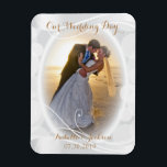 Imán Nuestro día de bodas Keepsake<br><div class="desc">Imán fotográfico de diseño blanco. Nuestro Día de la Boda - Foto DIY. Añade tu foto y cambia la redacción para satisfacer tus necesidades. Este diseño funciona bien para una novia y un novio o cualquier otra foto. Si es necesario... puede borrar todo el texto y comenzar fresco con sus...</div>