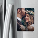 Imán Nuevo Sr y Sra Recién Casados Foto Chic Recuerdo d<br><div class="desc">Agregue un toque elegante a las decoraciones del hogar de los recién casados con un imán de recuerdo de boda personalizado "nuevo Sr. y Sra." simple y elegante. La imagen y todo el texto en esta plantilla son fáciles de personalizar. El diseño de superposición de letras blancas presenta una imagen...</div>