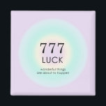 Imán Números de ángel Numología 777 Suerte<br><div class="desc">Diseño lúdico y sombrío,  con ángel número 777,  un número afortunado,  que simboliza la buena suerte y la buena fortuna. Tarjeta de gradiente Angel número 7777 con significado y explicación de número. Los ángeles numeran regalos.</div>