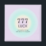 Imán Números de ángel Numología 777 Suerte<br><div class="desc">Diseño lúdico y sombrío,  con ángel número 777,  un número afortunado,  que simboliza la buena suerte y la buena fortuna. Tarjeta de gradiente Angel número 7777 con significado y explicación de número. Los ángeles numeran regalos.</div>
