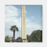 Obelisco de Teodosio I, con base romana