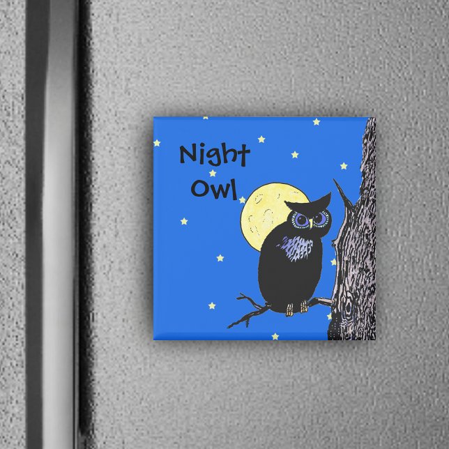 Imán Ojos azules de búho negro en estrellas de luna de  (Black night owl in tree with yellow moon and stars on blue frig magnet.)