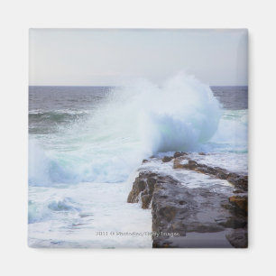 Imán Ola del Océano Atlántico estrellada en la costa de