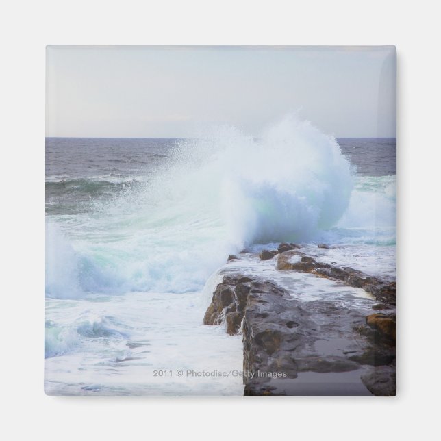 Imán Ola del Océano Atlántico estrellada en la costa de (Frente)