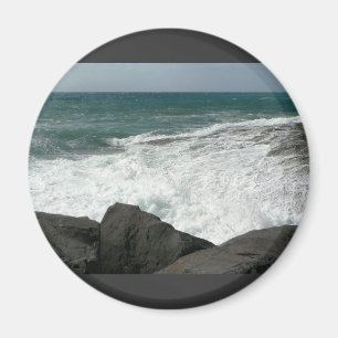 Imán Onda que se rompe en rocas grandes