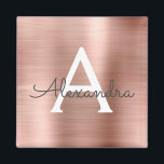 Imán Oro Rosa - Nombre de monograma Metalizado cepillad<br><div class="desc">Oro Rosa - Relieve metalizado Rubor Rosa Faux Metálico Cepillado Metalizado Nombre Monograma y Magnet Fiesta inicial. Esto hace que el dulce perfecto cumpleaños 16, boda, ducha de novia, aniversario, ducha de bebé o fiesta de soltera sea regalo para alguien que ama el lujo glam y los estilos de moda....</div>