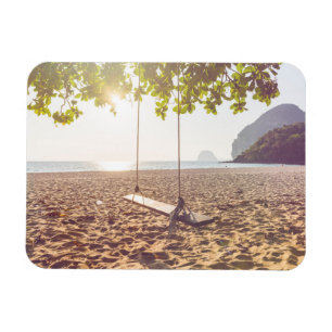 Imán Oscilación en la playa en la puesta del sol