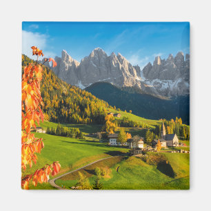 Imán Otoño en un paisaje de las dolomías con la igles