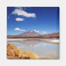 Imán Paisaje altiplano con volcán en Bolivia