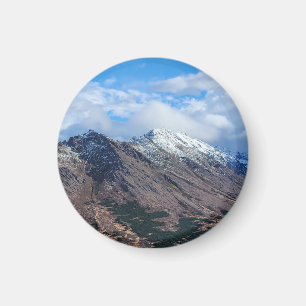Imán Paisaje montañoso nítido con cielo azul