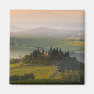 Imán Paisaje montañoso toscano al amanecer