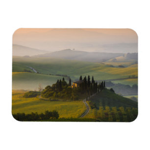 Imán Paisaje montañoso toscano al amanecer