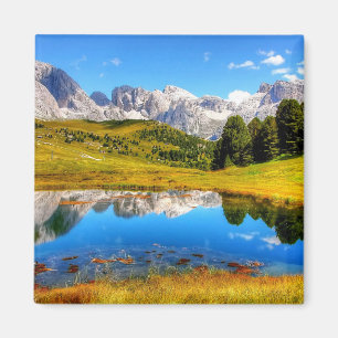 Imán Paisaje verde con estanques y montañas nevadas
