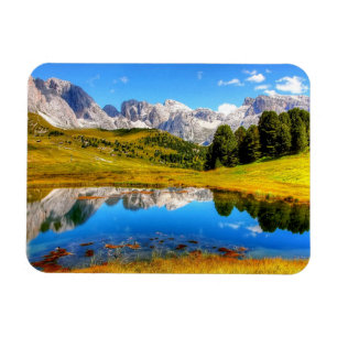 Imán Paisaje verde con montañas de estanques y nieve