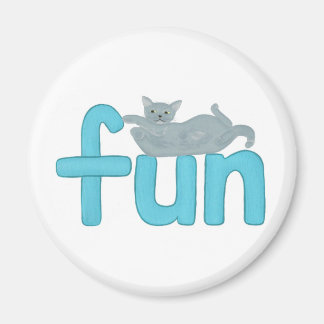 Imán palabra divertida en aqua con gato gris juguetón,